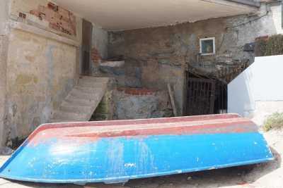 Torre a Mare, quella grotta che si affaccia sul porto: fu la casa del mitico Varvamingo